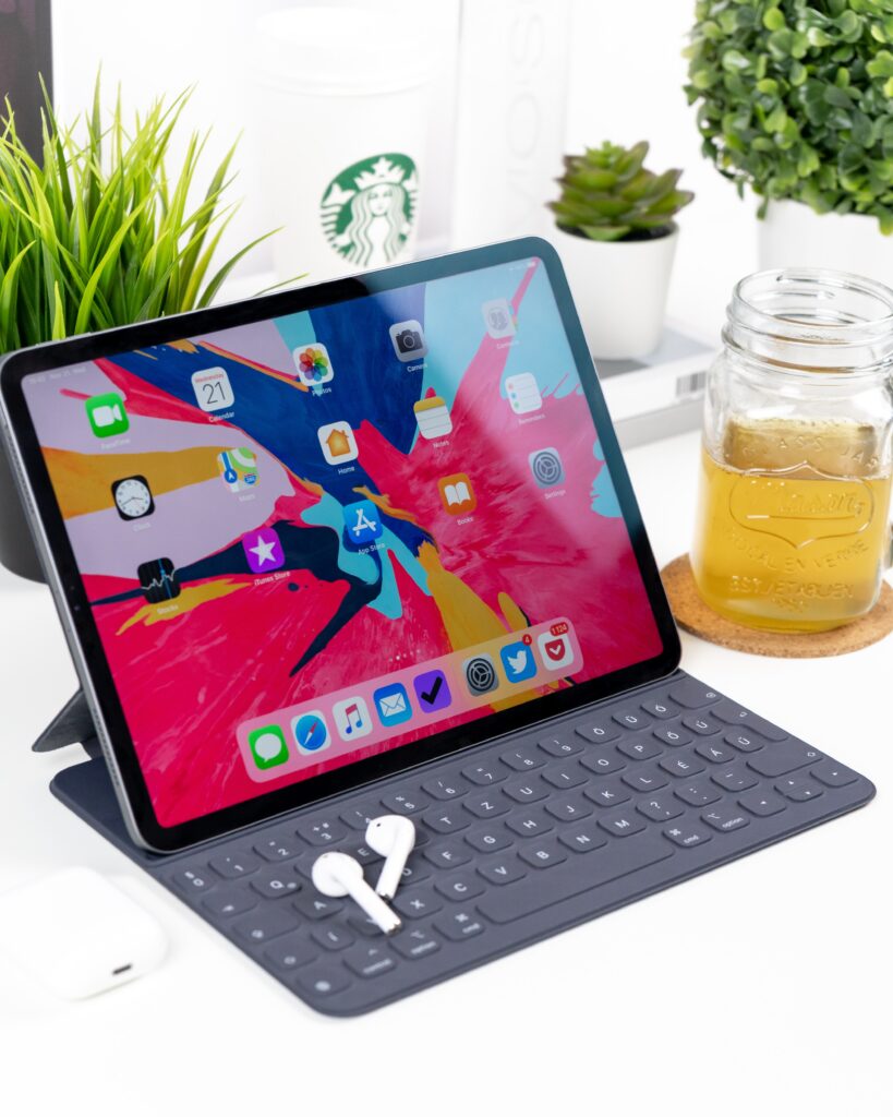 Apple iPad with WiFi + Cellular, 128GB, Gold (2017 Model) (Renewed)